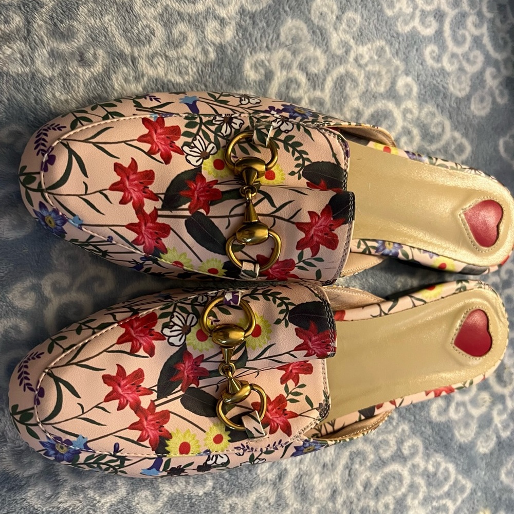 Leather flowered flats Inspired Italian designer Goochy New no tag US size 7.5-8